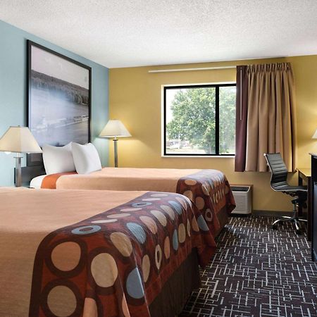 Super 8 By Wyndham Dyersville Ngoại thất bức ảnh