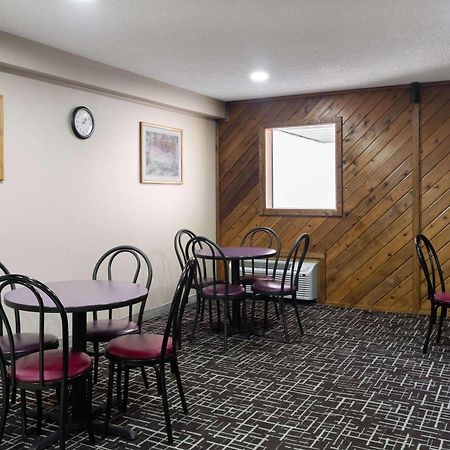Super 8 By Wyndham Dyersville Ngoại thất bức ảnh
