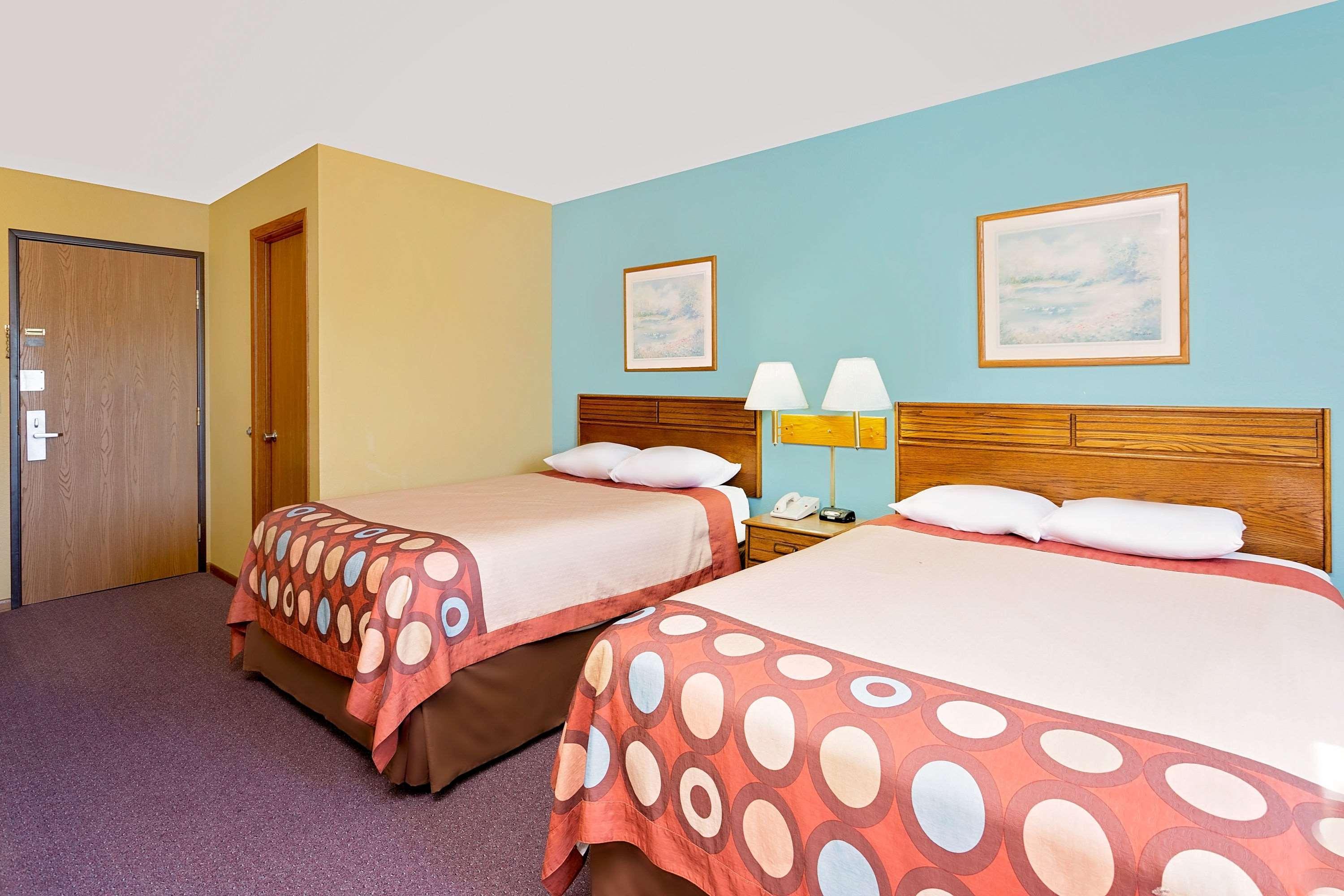 Super 8 By Wyndham Dyersville Ngoại thất bức ảnh