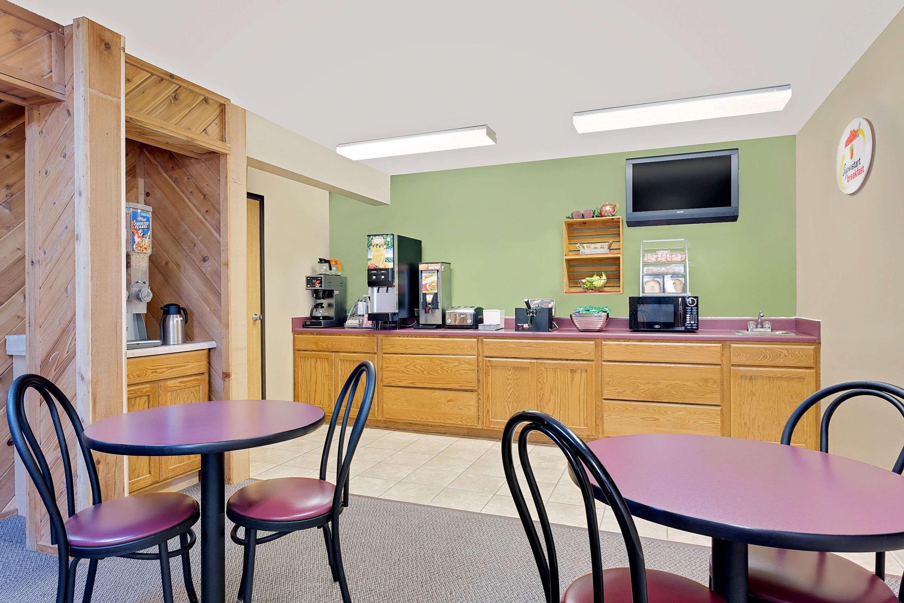 Super 8 By Wyndham Dyersville Ngoại thất bức ảnh