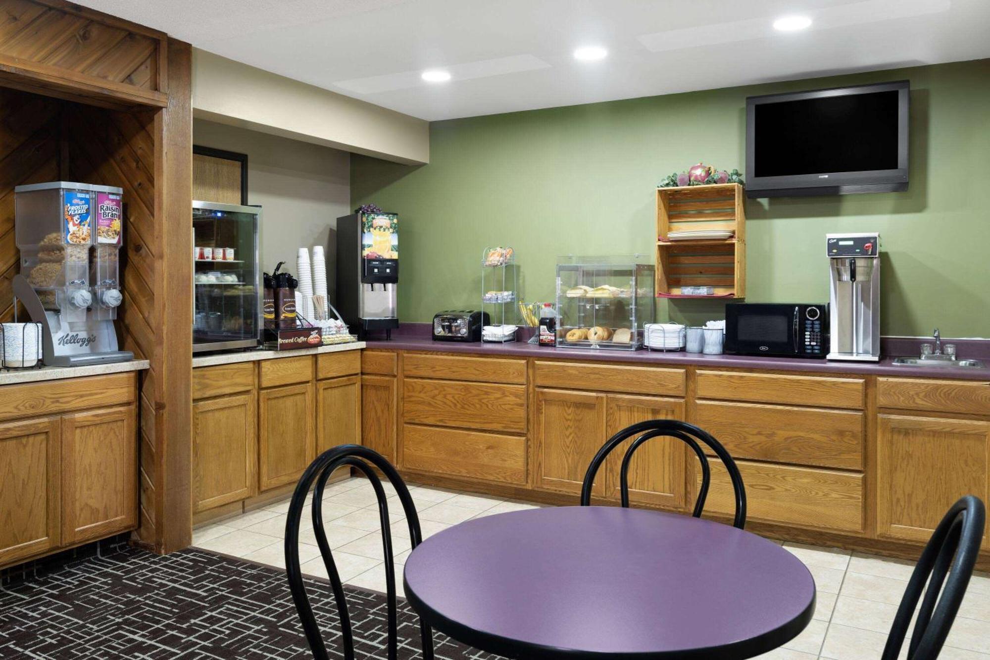 Super 8 By Wyndham Dyersville Ngoại thất bức ảnh