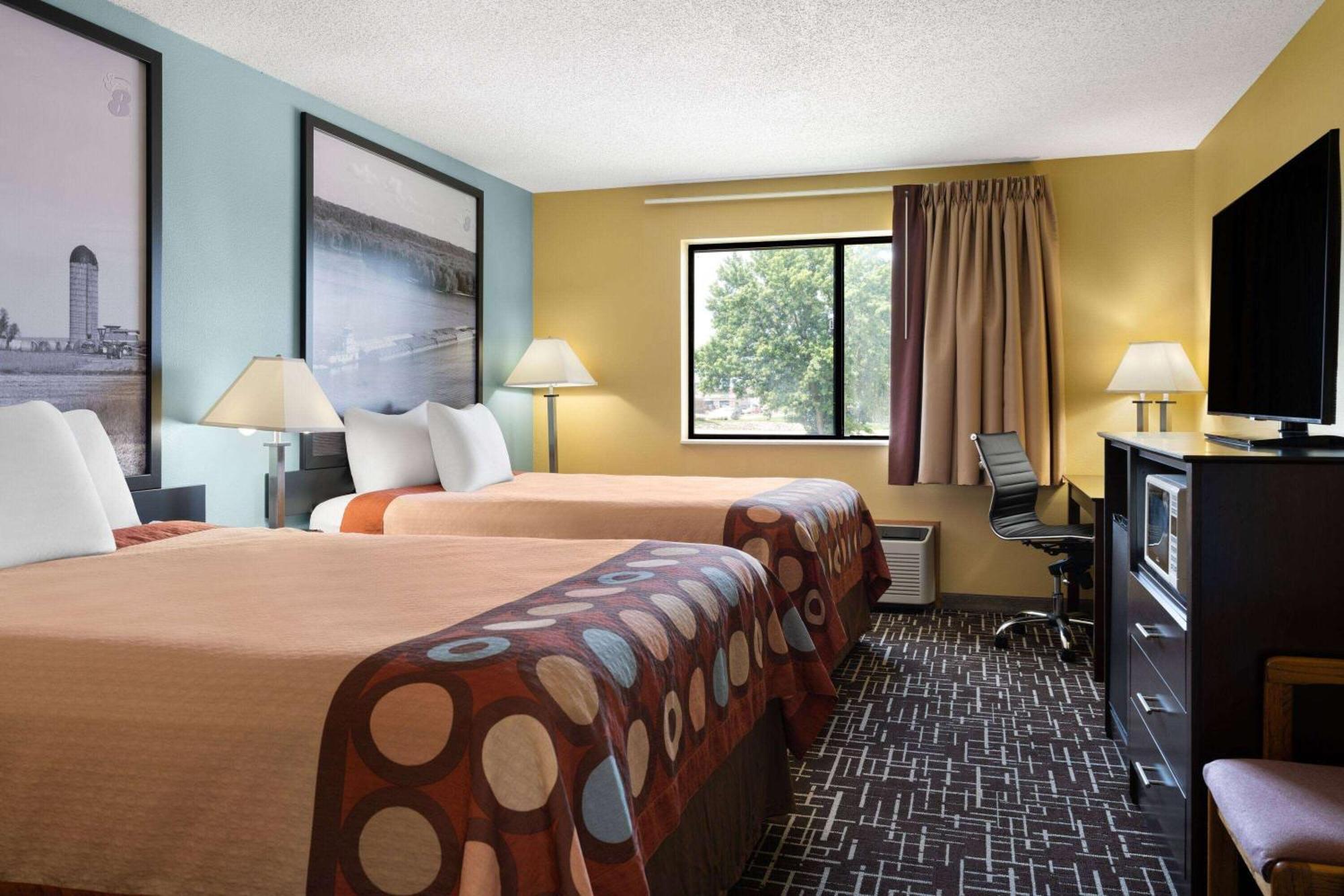 Super 8 By Wyndham Dyersville Ngoại thất bức ảnh