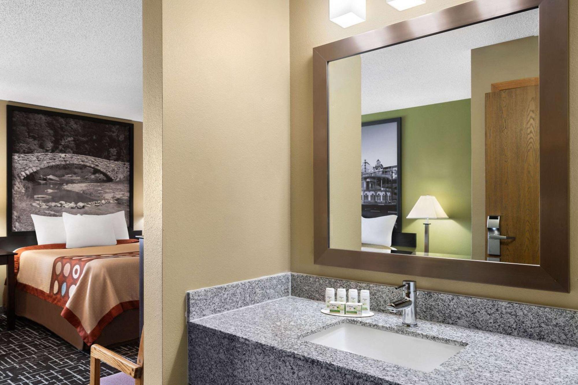 Super 8 By Wyndham Dyersville Ngoại thất bức ảnh