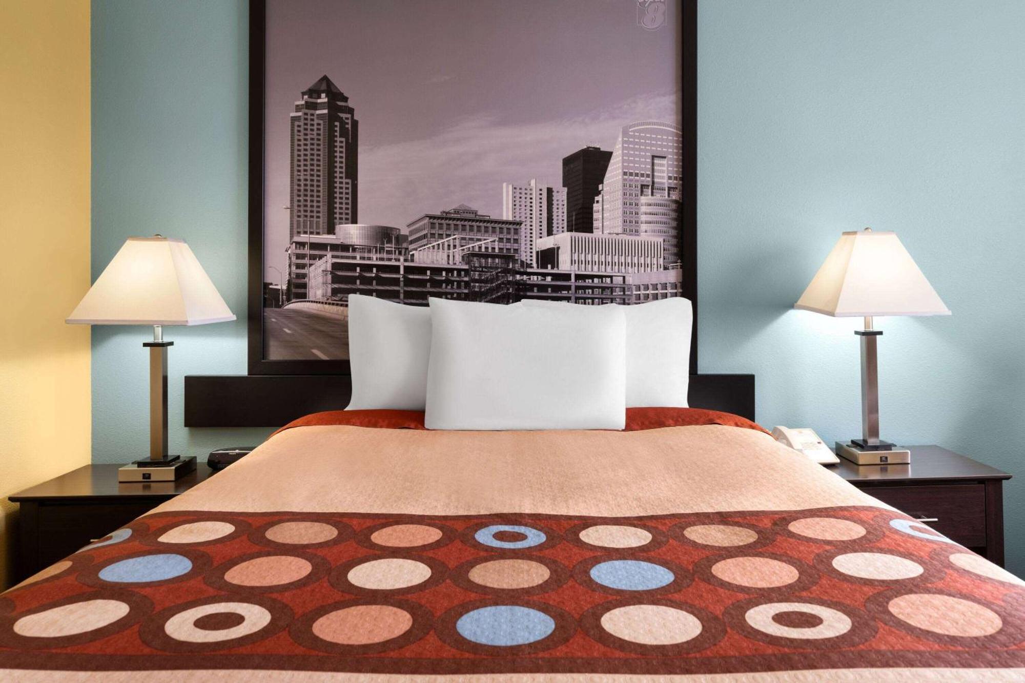 Super 8 By Wyndham Dyersville Ngoại thất bức ảnh