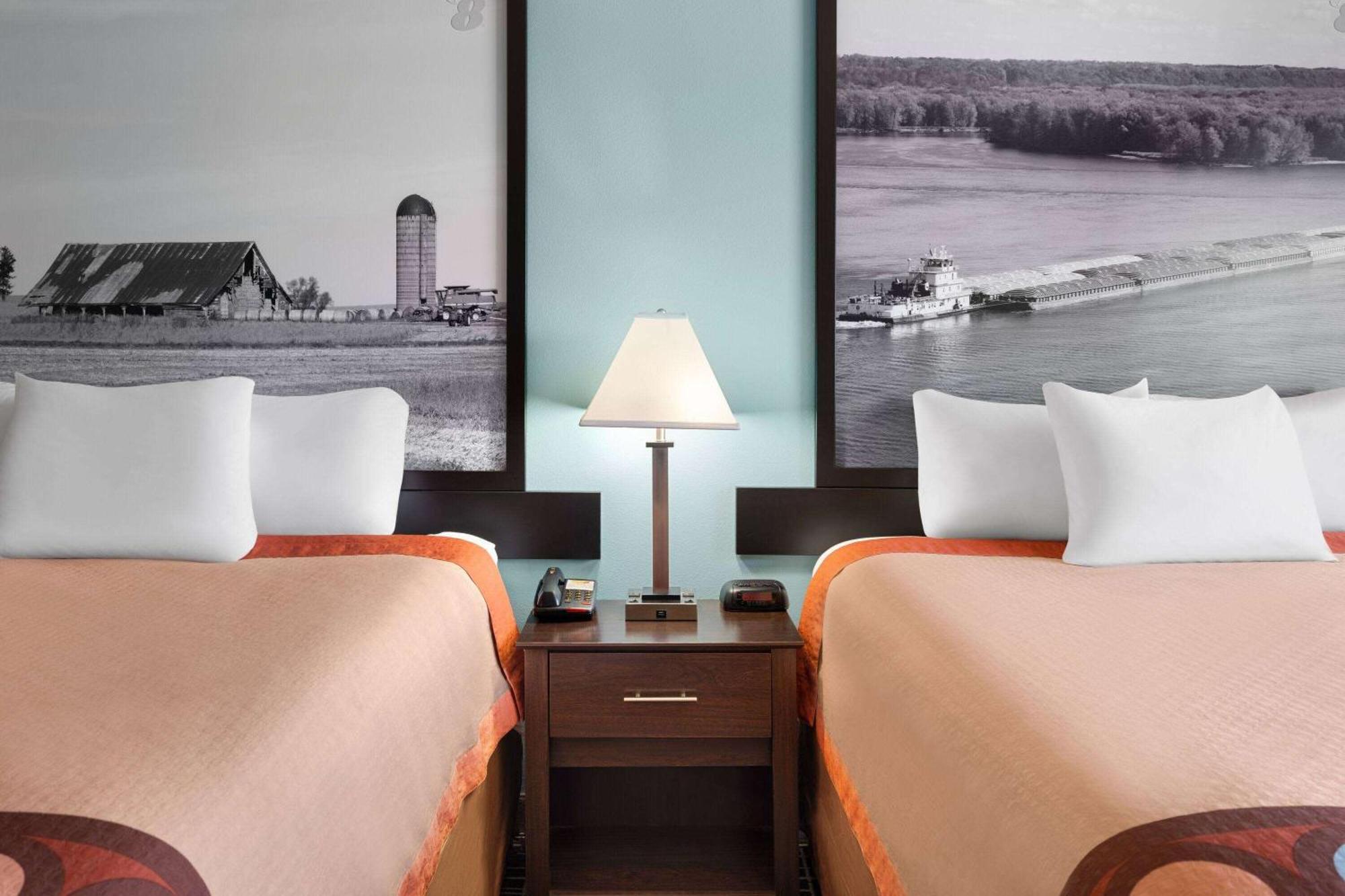 Super 8 By Wyndham Dyersville Ngoại thất bức ảnh