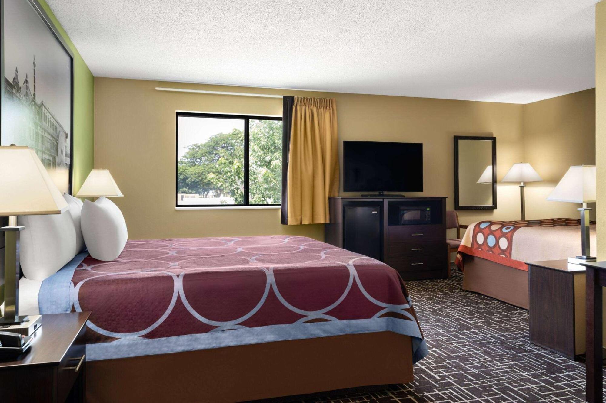 Super 8 By Wyndham Dyersville Ngoại thất bức ảnh