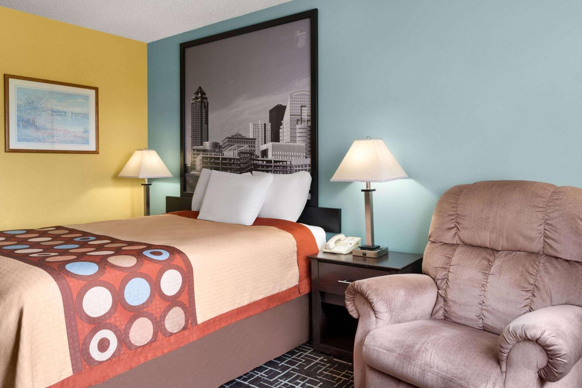 Super 8 By Wyndham Dyersville Ngoại thất bức ảnh