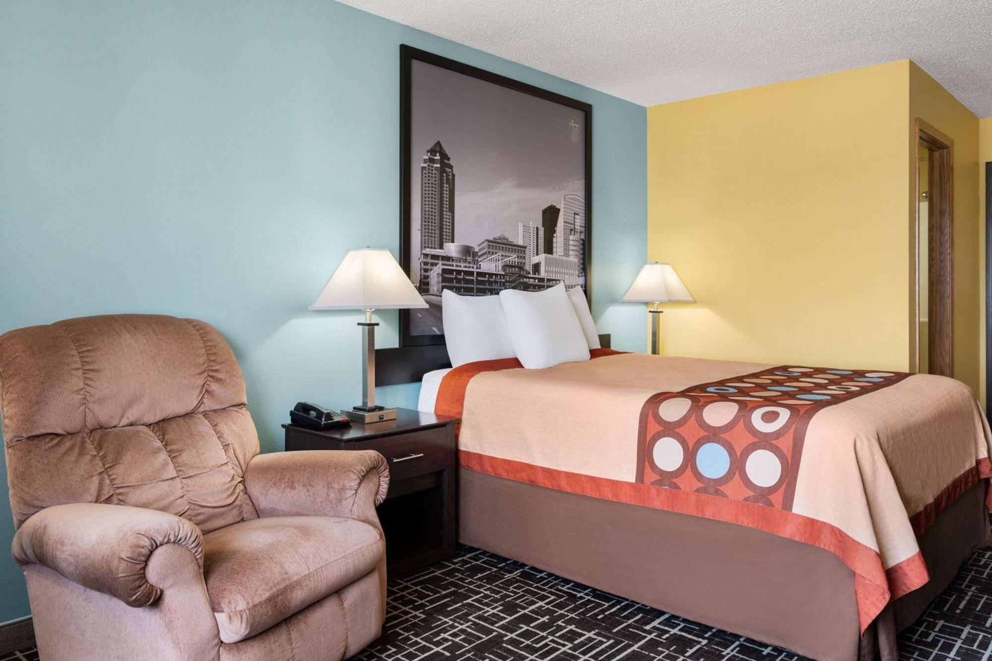 Super 8 By Wyndham Dyersville Ngoại thất bức ảnh