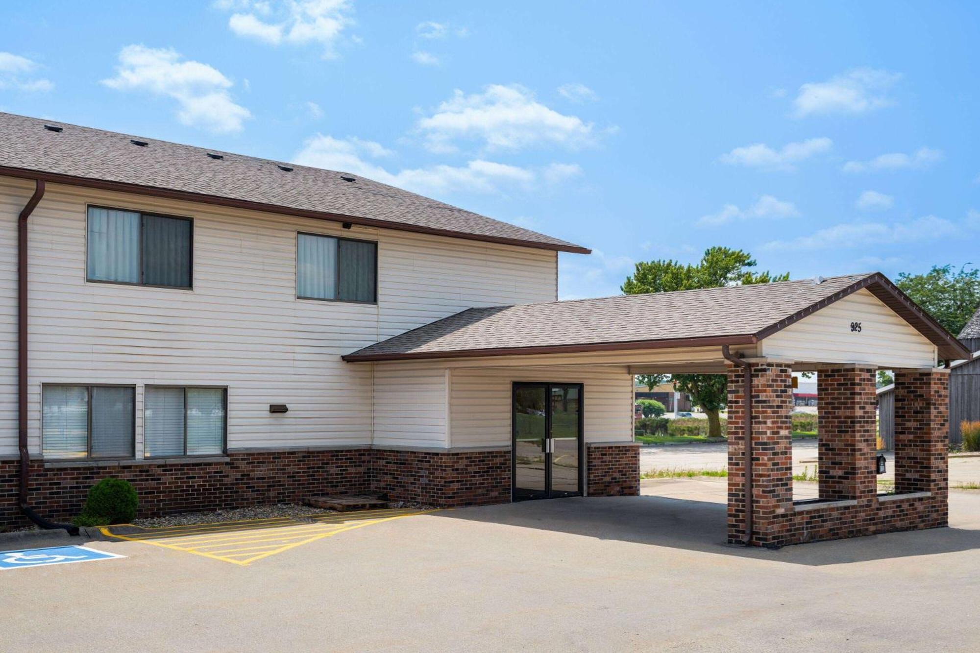 Super 8 By Wyndham Dyersville Ngoại thất bức ảnh