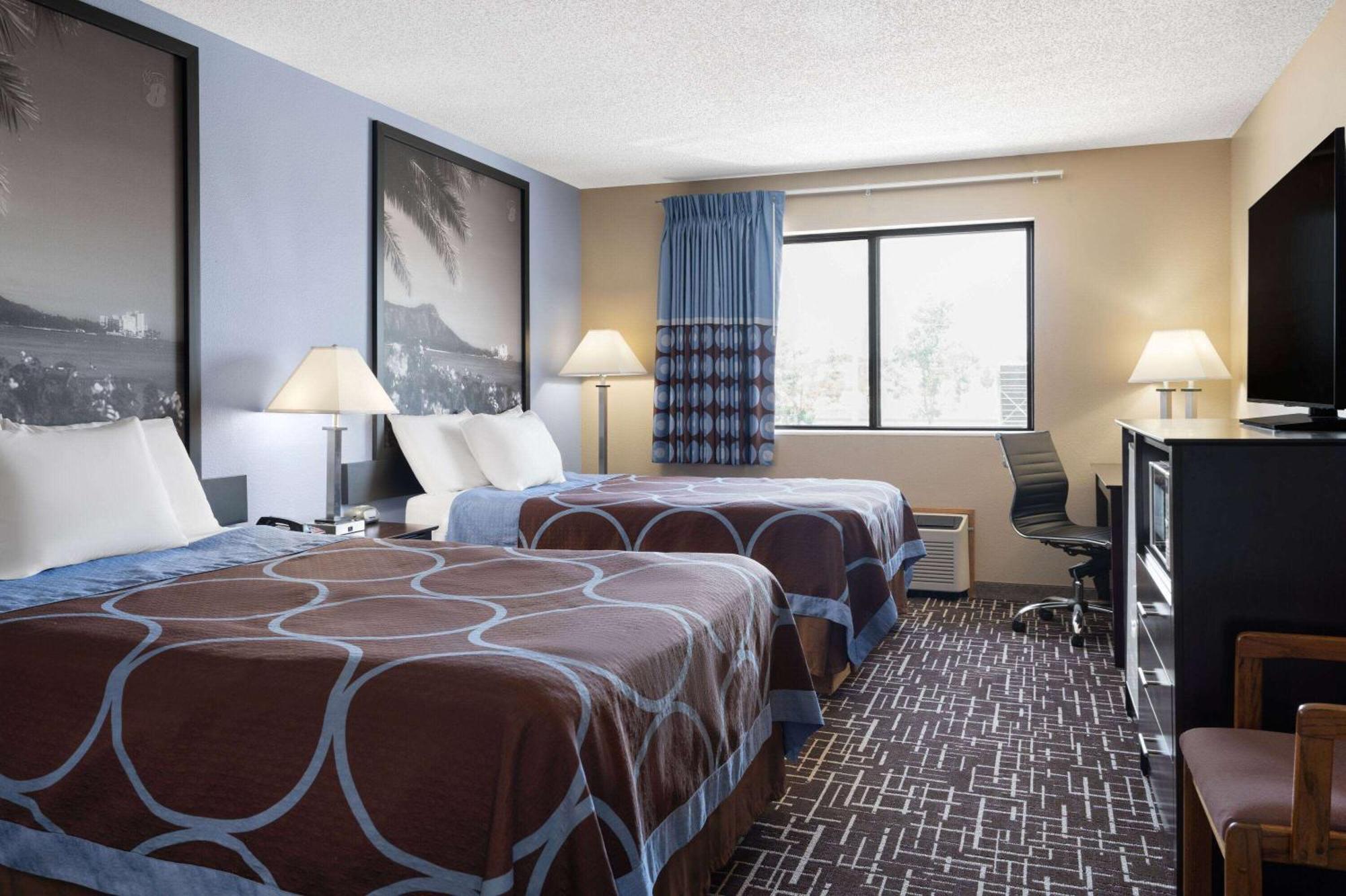 Super 8 By Wyndham Dyersville Ngoại thất bức ảnh