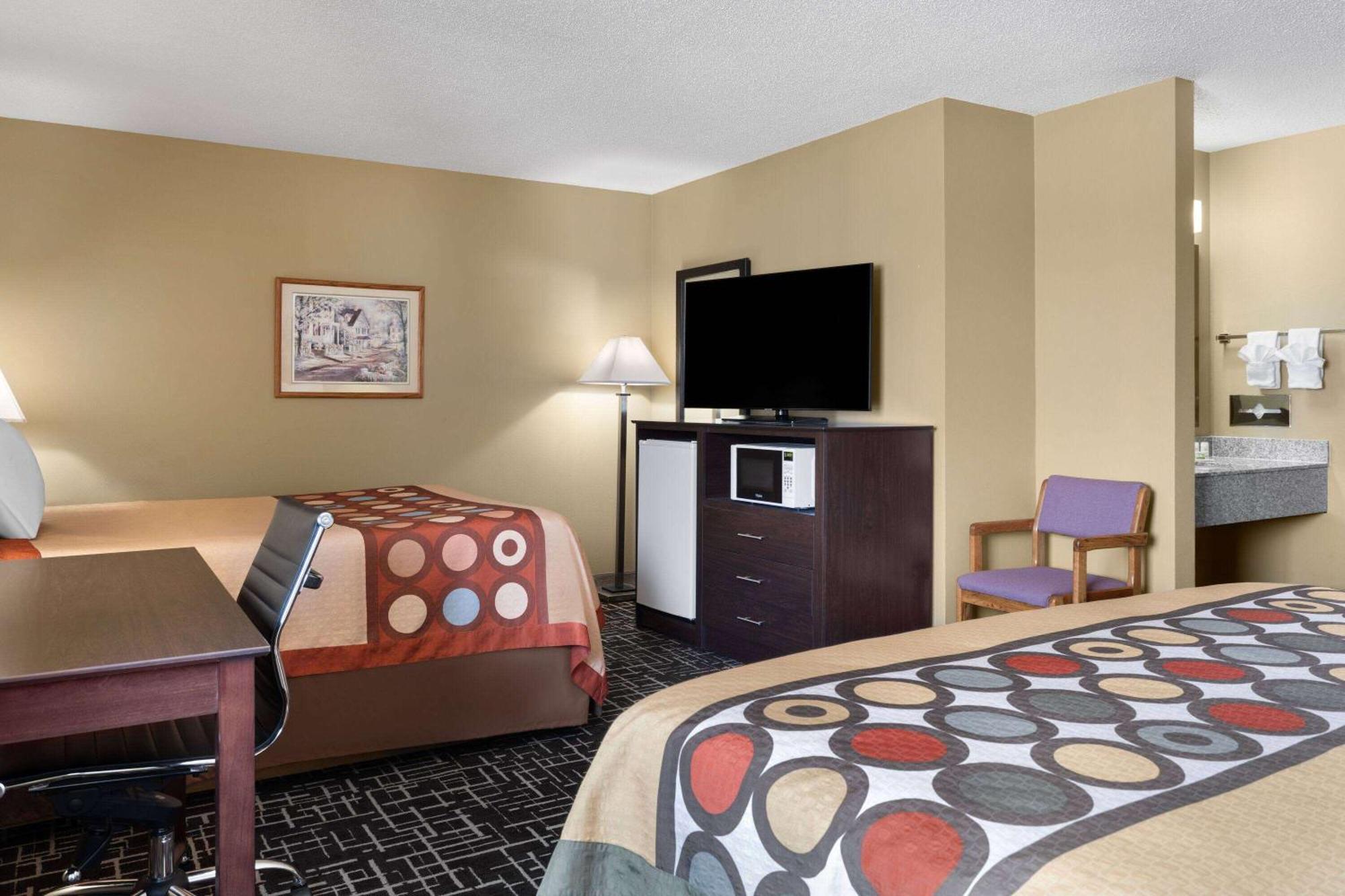 Super 8 By Wyndham Dyersville Ngoại thất bức ảnh