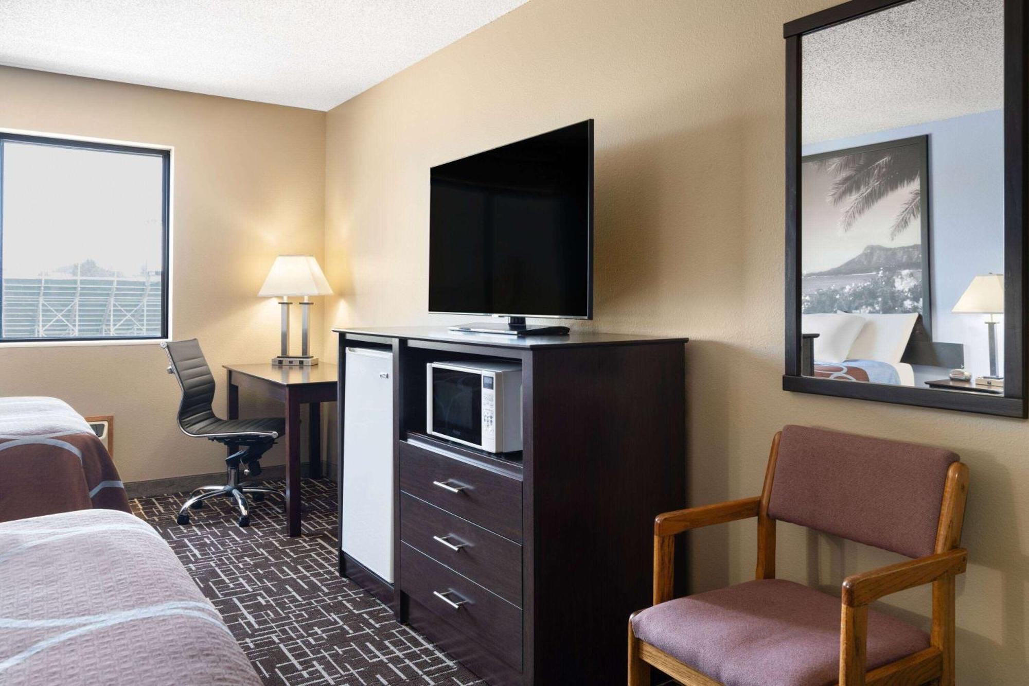 Super 8 By Wyndham Dyersville Ngoại thất bức ảnh