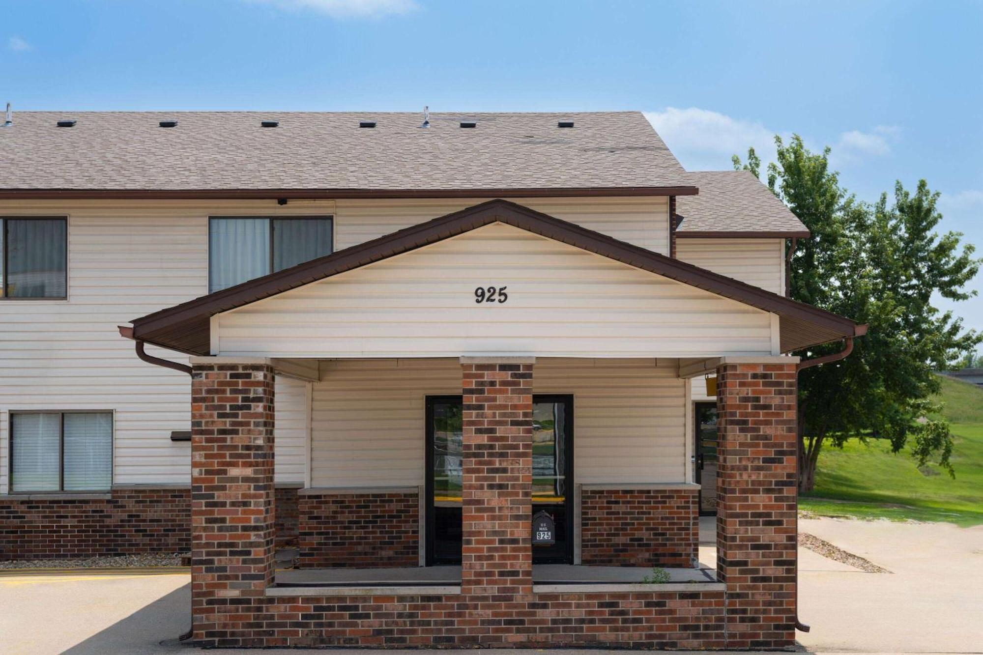Super 8 By Wyndham Dyersville Ngoại thất bức ảnh