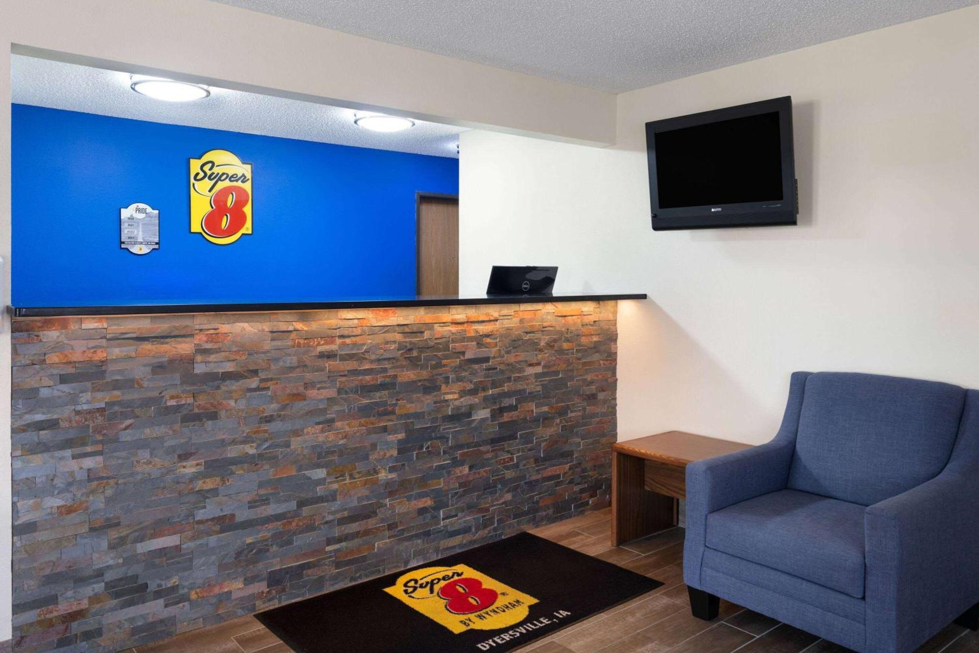 Super 8 By Wyndham Dyersville Ngoại thất bức ảnh