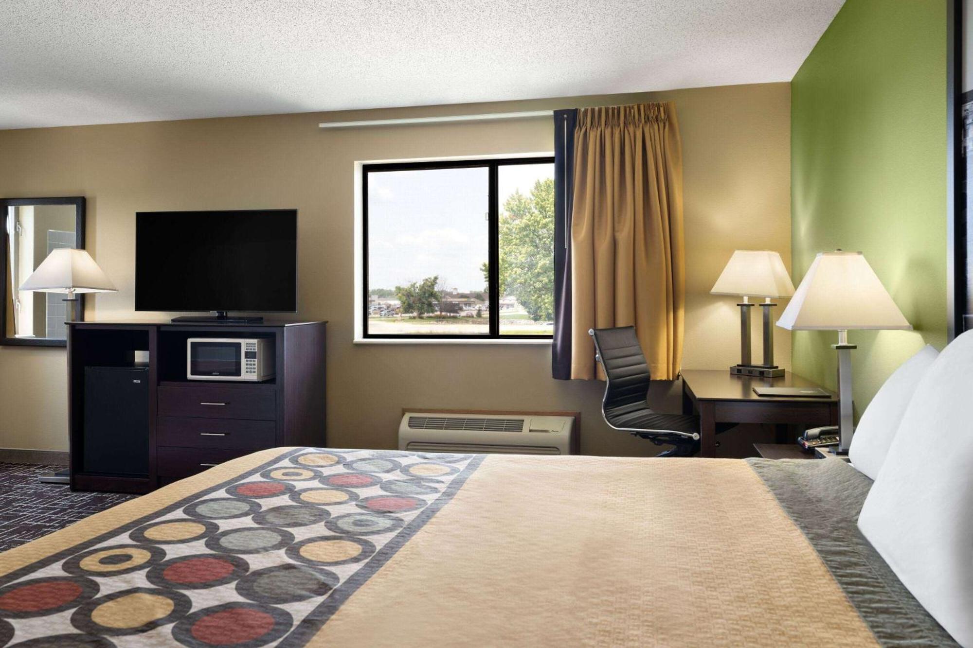 Super 8 By Wyndham Dyersville Ngoại thất bức ảnh