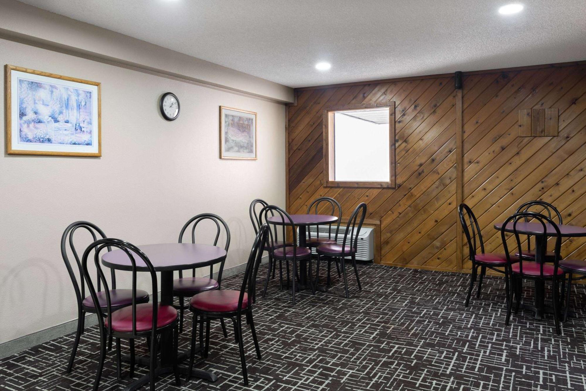 Super 8 By Wyndham Dyersville Ngoại thất bức ảnh
