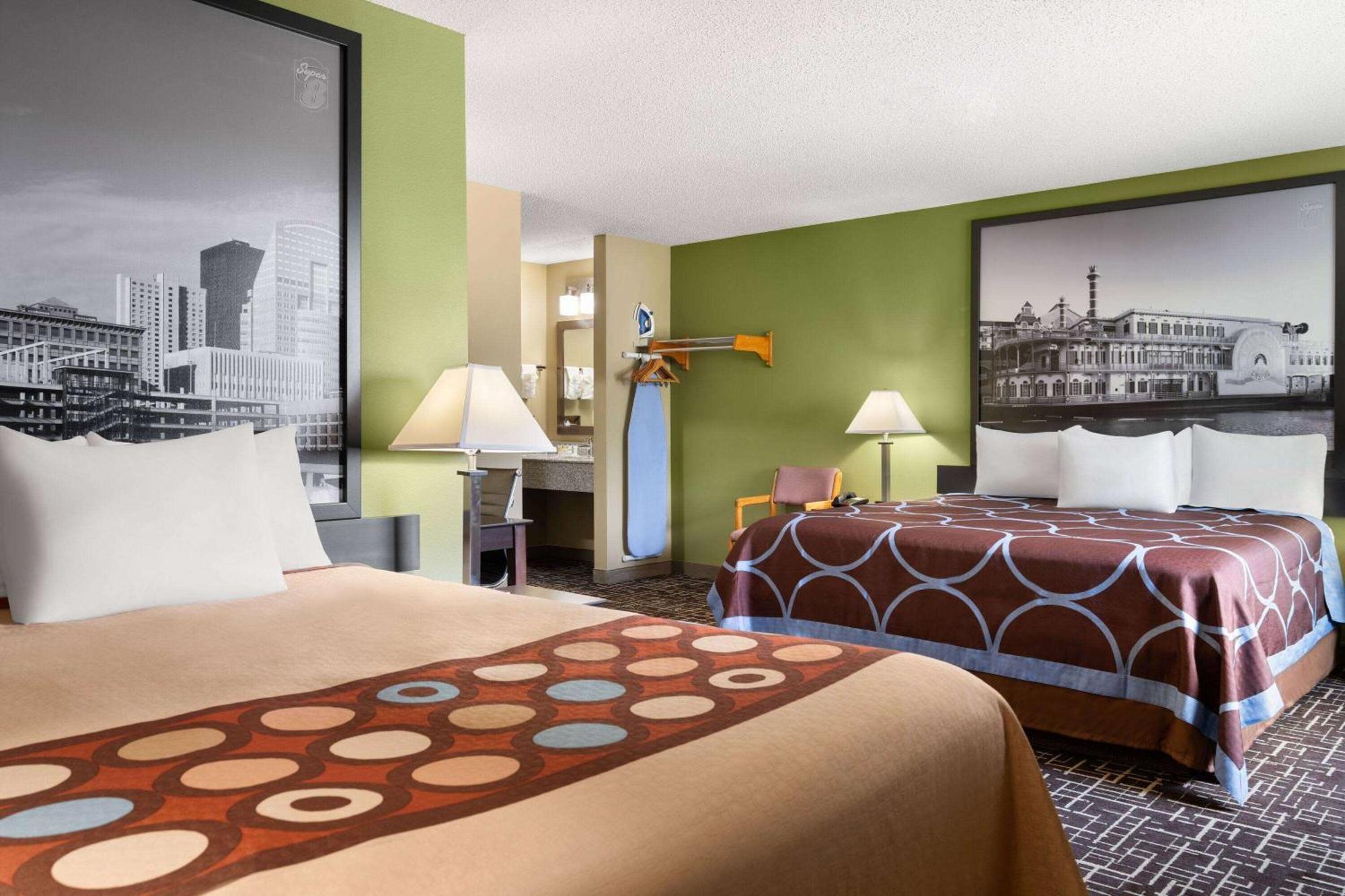 Super 8 By Wyndham Dyersville Ngoại thất bức ảnh