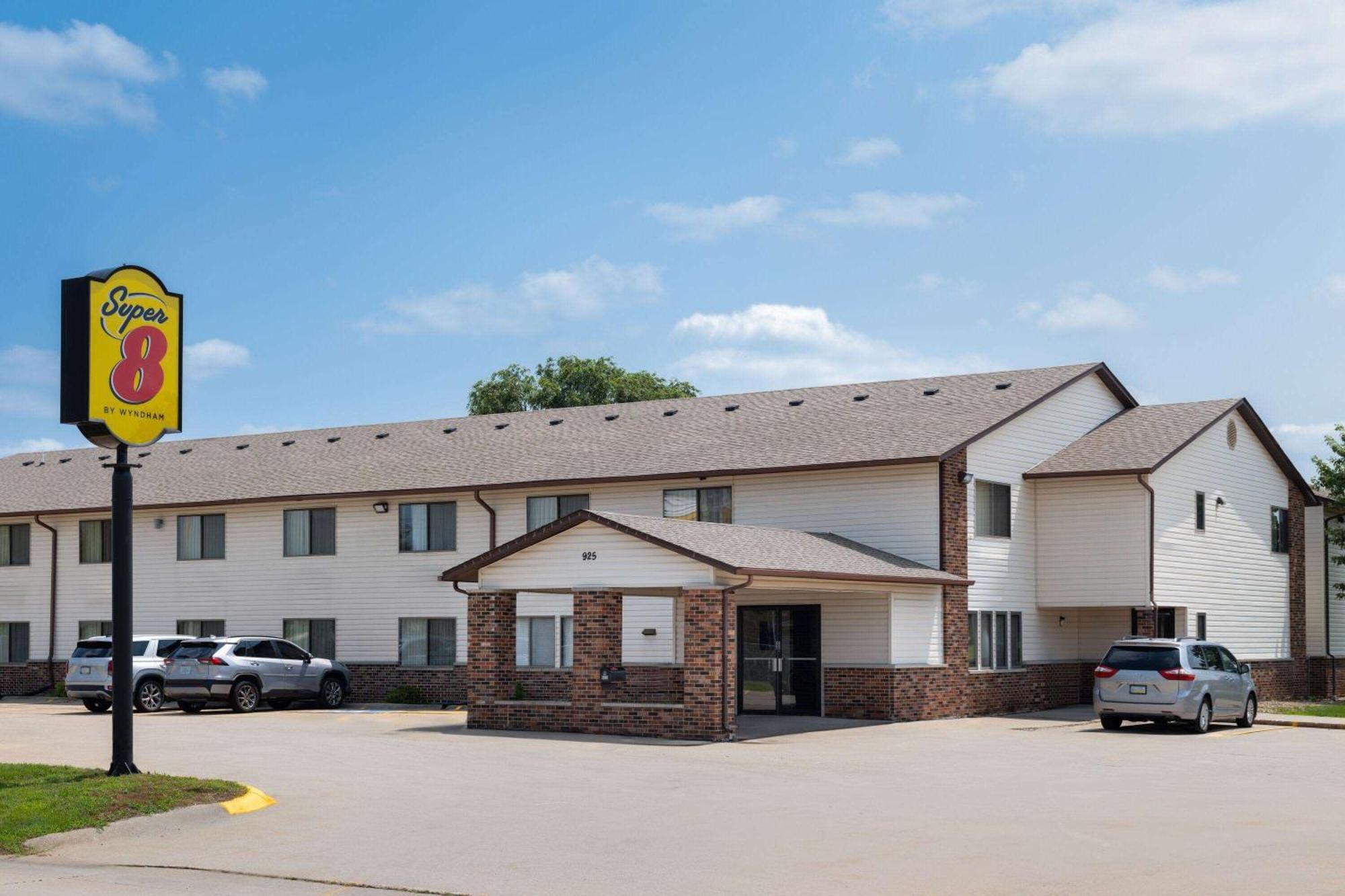 Super 8 By Wyndham Dyersville Ngoại thất bức ảnh