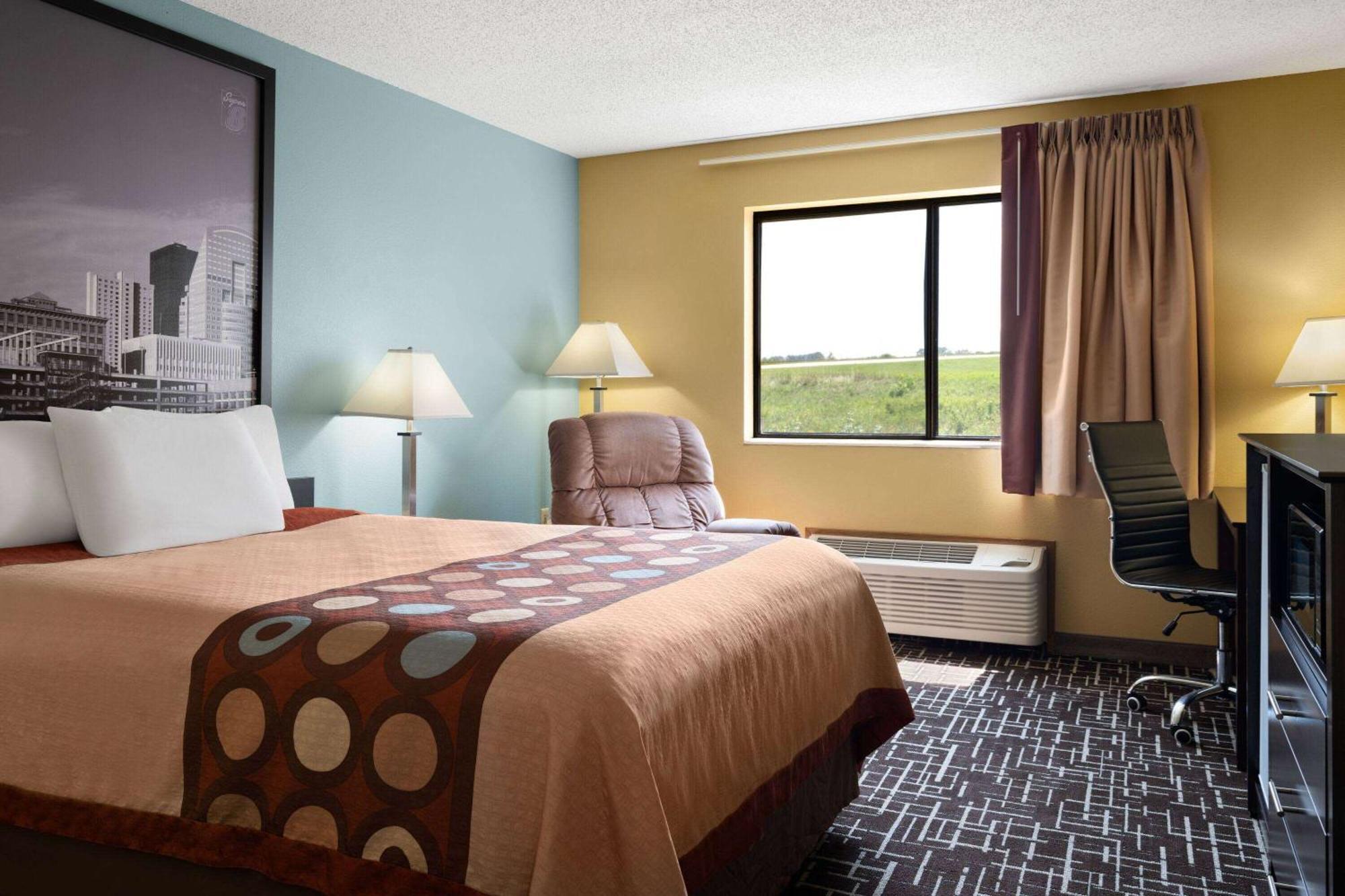 Super 8 By Wyndham Dyersville Ngoại thất bức ảnh